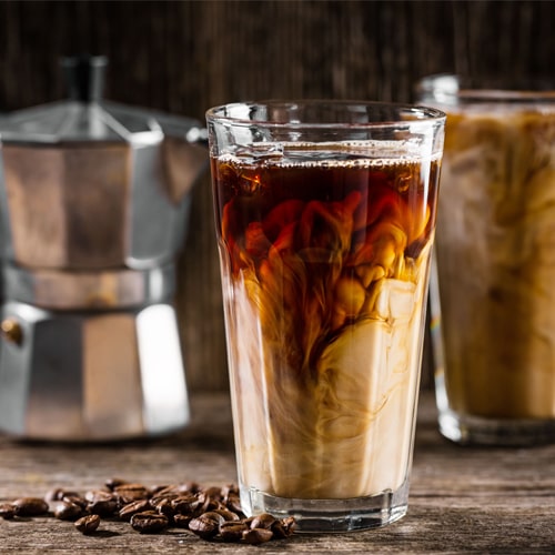 مصرف بیش از حد نوشیدنی های کافئین دار مانند قهوه در ماه رمضان باعث افزایش دفع ادرار و کم آبی بدن می شود